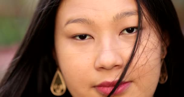 Азиатская Молодая Женщина Крупным Планом Смотрит Камеру — стоковое видео
