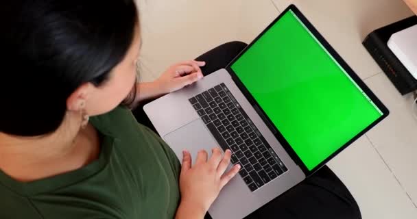 Γυναίκα Που Χρησιμοποιεί Φορητό Υπολογιστή Πράσινη Οθόνη Mockup — Αρχείο Βίντεο