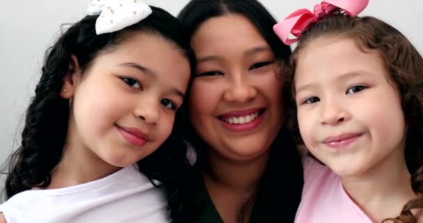 Asian Mother Little Girls Mix Race Mom Multi Ethnic Daughters — Stockvideo