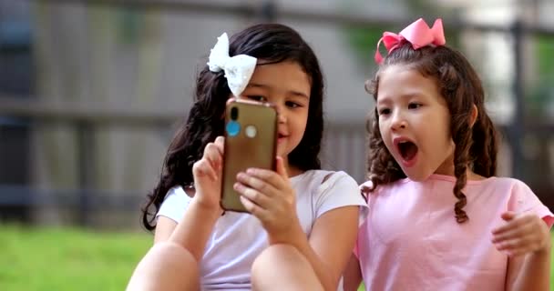 Children Excited Notification Cellphone Two Little Girls Kids Social Media — Video