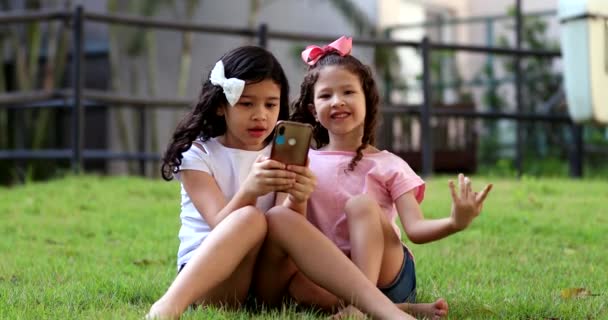 Children Addicted Cellphone Two Little Girls Looking Smartphone Device Social — Video