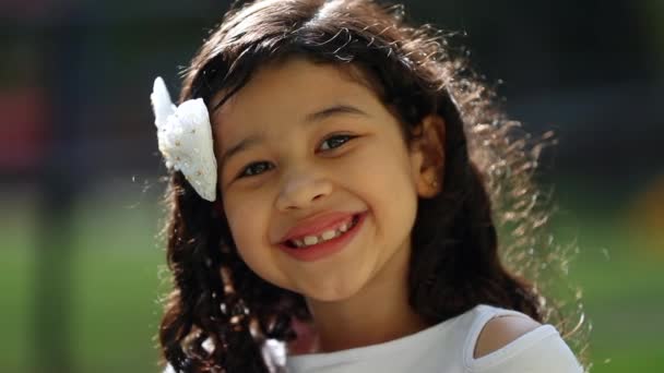 Маленькая Испаноязычная Девочка Улыбается Камеру Улице Азиатская Латиноамериканская Гонка — стоковое видео