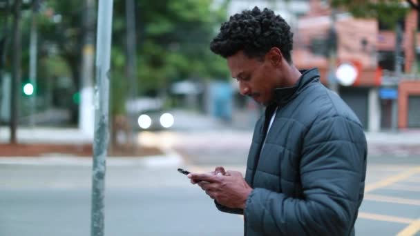 Людина Йде Місту Дивлячись Смартфон Африканський Американський Спуск Перевіряє Мобільний — стокове відео