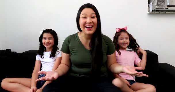 Μητέρα Και Παιδιά Που Μιλούν Στην Κάμερα Έννοια Τηλεδιάσκεψης — Αρχείο Βίντεο