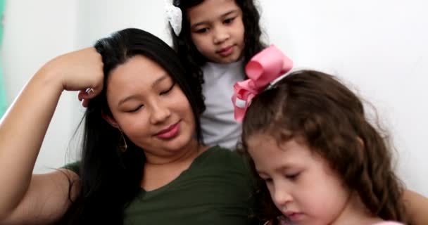 Παιδί Βλέποντας Οθόνη Smartphone Ασιατική Μητέρα Επίβλεψη Του Παιδιού — Αρχείο Βίντεο