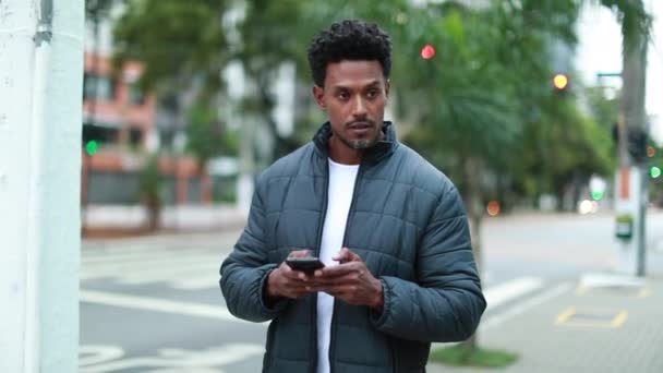 Black Guy Looking Smartphone Device Walking Sidewalk Mixed Race Person — Vídeo de stock
