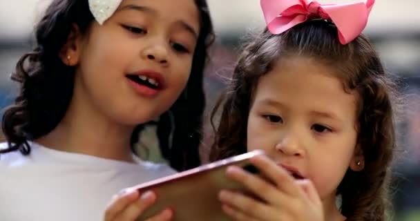 Відверті Дівчата Заздалегідь Використовують Смартфон Відкритому Повітрі — стокове відео