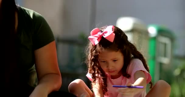 Κοριτσάκι Που Σπουδάζει Έξω Στο Πάρκο Παιδί Που Κάνει Εργασίες — Αρχείο Βίντεο