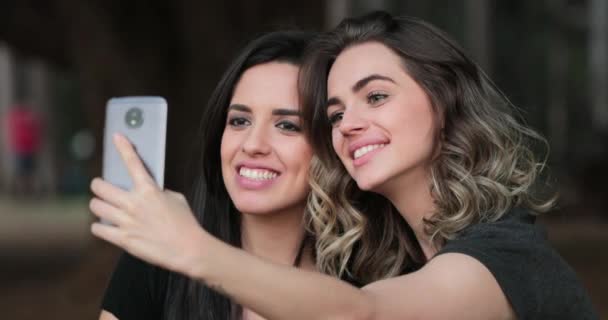 Friends Together Holding Cellphone Taking Selfie Park — Vídeo de stock