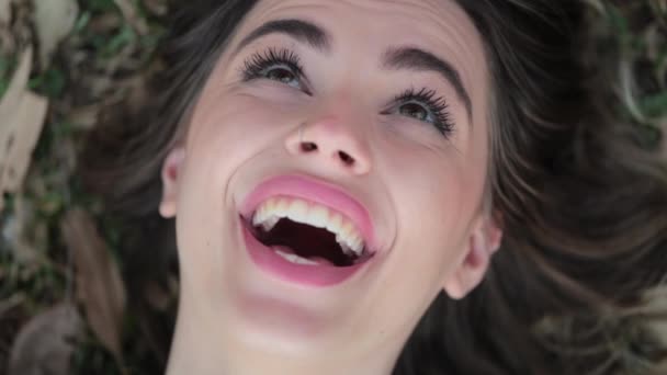 Справжня Дівчина Лежить Траві Посміхається Сміється — стокове відео