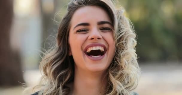Настоящий Смех Улыбка Красивой Девушки Смотрящей Камеру — стоковое видео