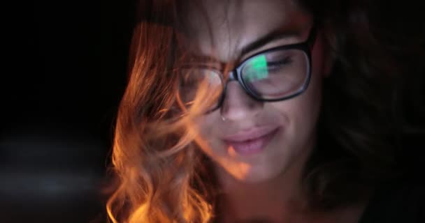 Молода Жінка Дивиться Мобільний Телефон Задньому Сидінні Автомобіля Дівчина Окулярах — стокове відео