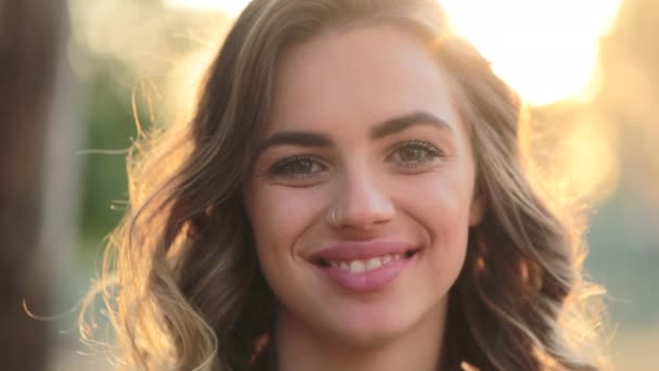 Portrait Latin Hispanic Blonde Girl Looking Directly Camera Smiling — Vídeo de stock