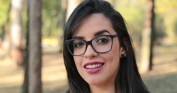 Ισπανίδα Γυναίκα Που Φοράει Γυαλιά Και Κοιτάει Την Κάμερα Έξυπνη — Αρχείο Βίντεο