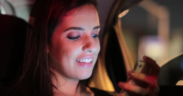 Passenger Girl Back Seat Car Typing Her Cellphone Night — ストック動画