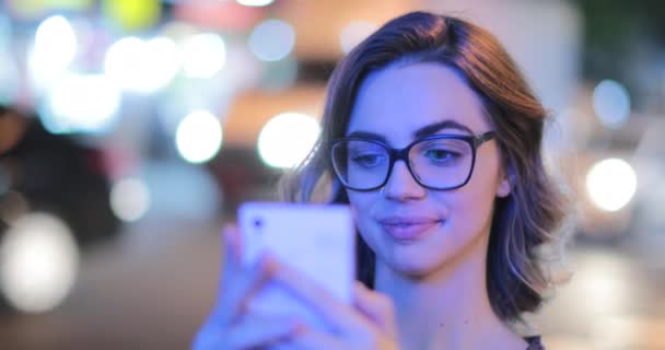 Girl Wearing Glasses Checking Cellphone Night City Atmosphere — Vídeo de stock