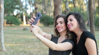 Kız arkadaşlar selfie çekiyor.