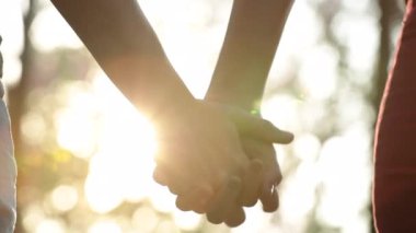 Separating hands, disjoining splitting hands