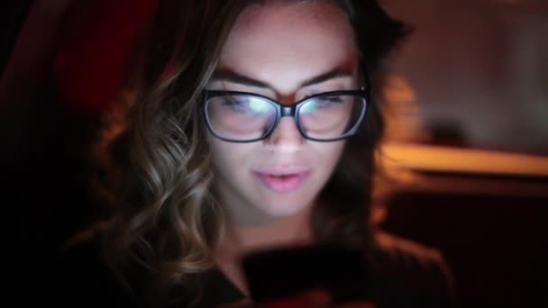 Chica Pasajera Mirando Celular Por Noche Asiento Trasero Auto Mujer — Vídeos de Stock