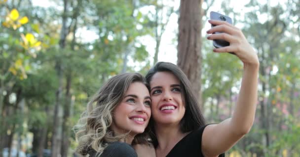 Two Girlfriends Holding Cellphone Posing Selfie Kissing Friend Cheek — Wideo stockowe