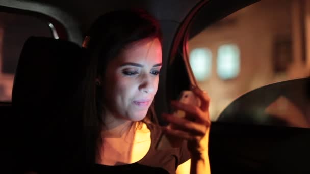 Bir Kadın Yolcu Koltuğunda Cep Telefonu Bakarak Geceleri Araba Iken — Stok video
