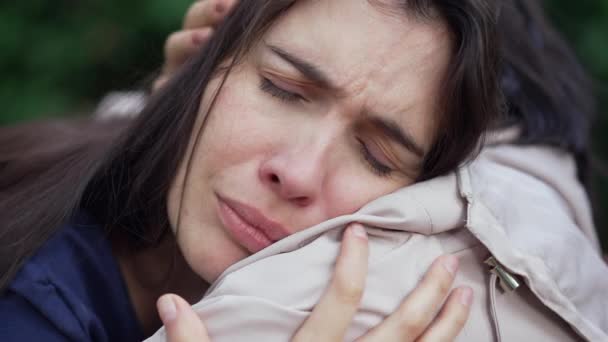 Сумна Жінка Яка Страждає Від Депресії Плаче Плечі Друга Страждаюча — стокове відео