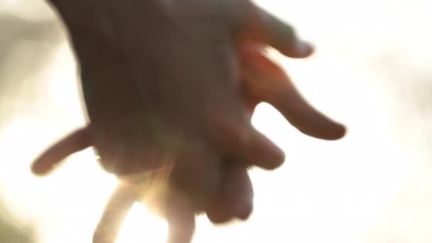 Ενωμένα Χέρια Ενωμένα Σφιχτά Φως Του Ήλιου Λάμπει Στο Βάθος — Αρχείο Βίντεο