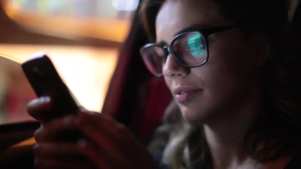Woman Typing Cellphone Night Passenger Back Seat Car — Vídeo de stock