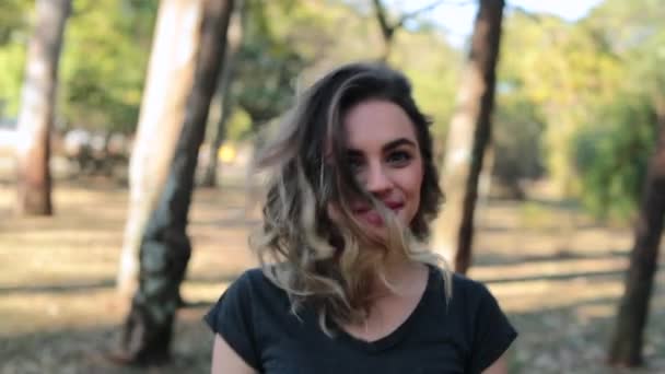 Attractive Young Woman Turning Smiling Camera While Walking Outdoor Park — Vídeo de Stock
