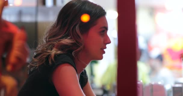 Непринужденная Молодая Женщина Которую Видели Через Окно Ресторане Разговаривала Человеком — стоковое видео