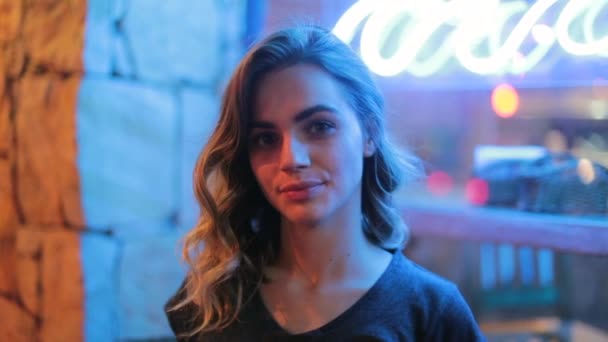 Молода Жінка Посміхається Камери Вночі Поруч Неоновим Світлом Нічна Атмосфера — стокове відео