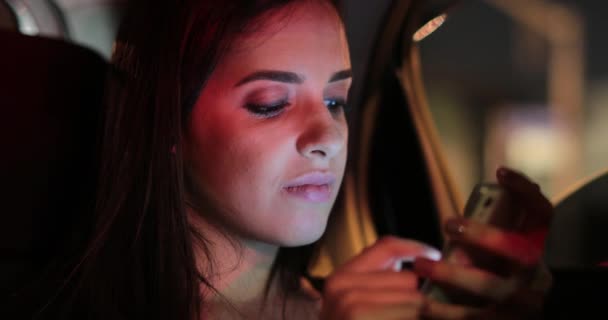 Passenger Girl Back Seat Car Typing Her Cellphone Night — ストック動画