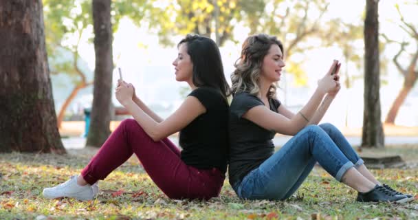 Friends Together Sharing Internet Media Content Together Outdoors Girlfriends Seated — Stockvideo