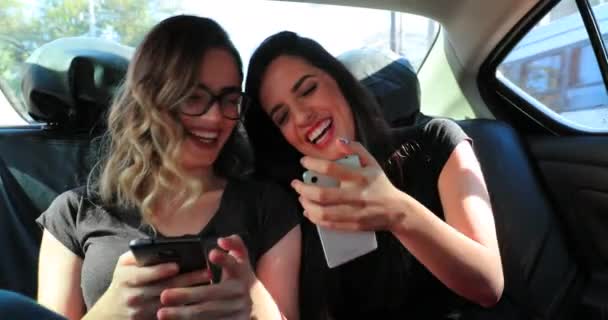 Друзі Справжнього Життя Сміються Задньому Сидінні Автомобіля Який Тримає Мобільний — стокове відео