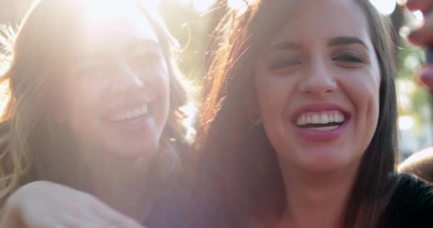 Подружки Позують Селфі Подруга Цілує Жінку Партнера Щоках Справжнє Життя — стокове відео