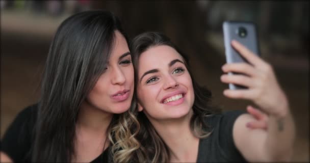 Φίλες Βγάζουν Σέλφι Βγάζοντας Γλώσσα Νεαρές Γυναίκες Ποζάρουν Για Smartphone — Αρχείο Βίντεο