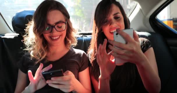 Дві Дівчини Задньому Сидінні Автомобіля Перевіряють Мобільний Телефон Разом Жінки — стокове відео