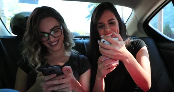 Друг Задньому Сидінні Автомобіля Тримає Мобільний Телефон Чесні Дівчата Разом — стокове відео