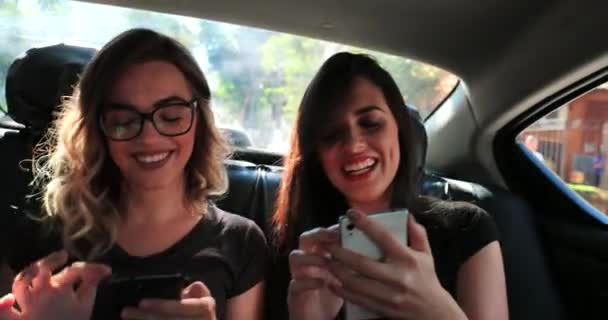 Жінки Друзі Використовують Мобільний Телефон Задньому Сидінні Автомобіля — стокове відео