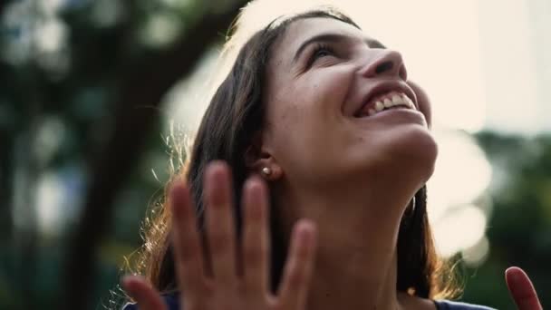 Щаслива Духовна Жінка Молитві Мирна Людина Відчуває Гармонія Гратитудження — стокове відео