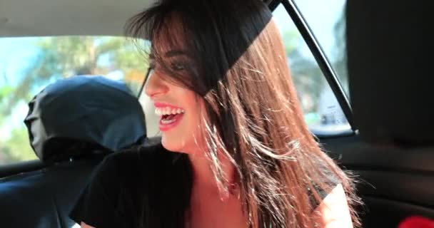 Відвертий Справжній Сміх Дівчини Задньому Сидінні Автомобіля Посміхається Радісна Жінка — стокове відео