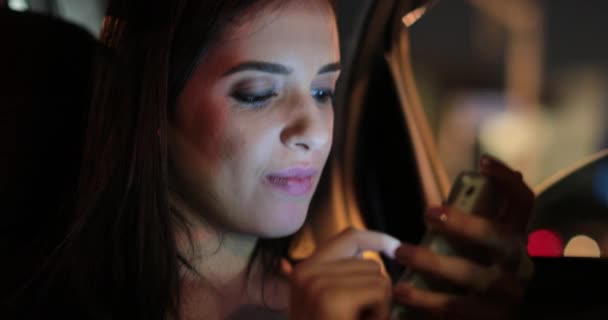 Молодая Женщина Ночью Заднем Сиденье Машины Проверяет Печатает Смартфон — стоковое видео