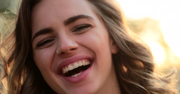 Ισπανίδα Λατίνα Χαμογελάει Και Γελάει Στην Κάμερα Πορτρέτο Της Νεαρής — Αρχείο Βίντεο