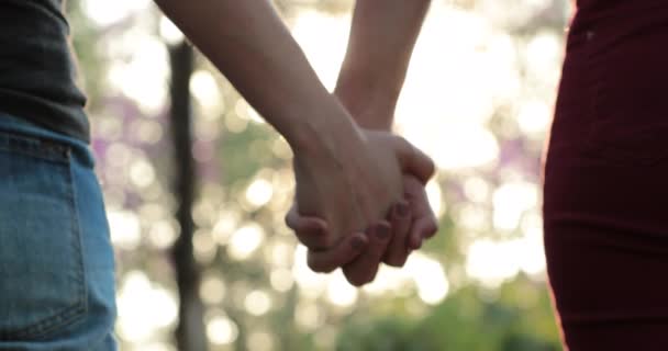 Єднуючі Руки Тримаються Разом Сперма Розбиваючи Дозволяючи Йти Єднання — стокове відео
