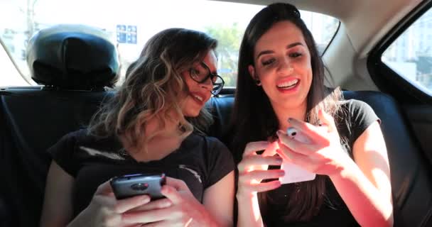 Φιλενάδες Πραγματική Ζωή Γέλιο Στο Πίσω Κάθισμα Του Αυτοκινήτου Μοιράζονται — Αρχείο Βίντεο