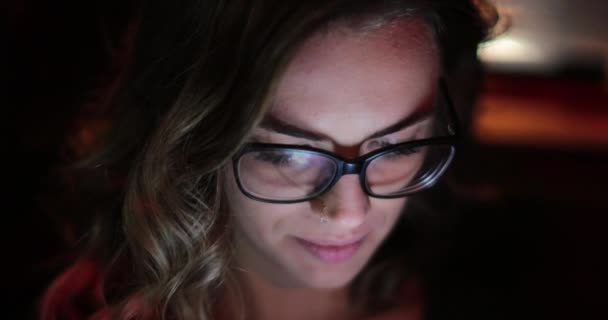 Девушка Печатает Телефоне Заднем Сиденье Машины Ночью — стоковое видео