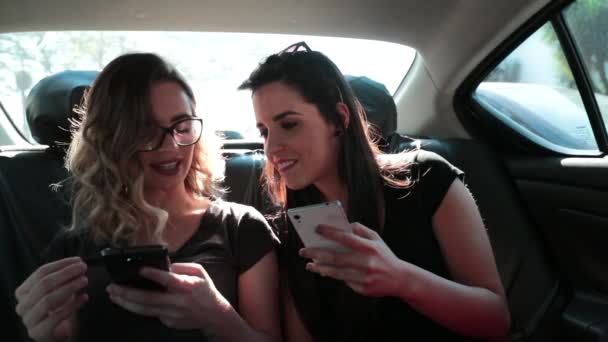 Подружки Разом Всередині Автомобіля Перевіряють Мобільні Телефони Жінки Друзі Задньому — стокове відео