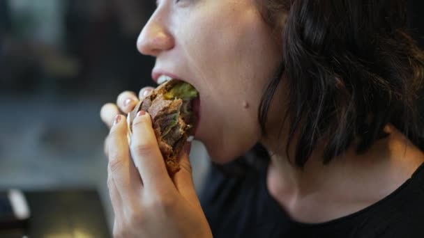 Hispanic Woman Taking Bite Burger Latina American Girl Eating Cheeseburger — Stock Video