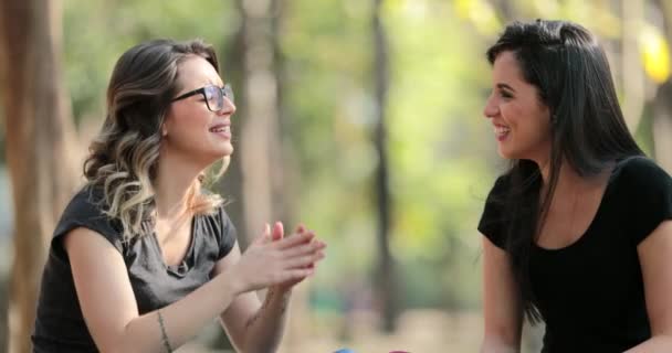 Girlfriends Gossiping Each Other Park Friends Talking One Another Conversation — Vídeo de stock
