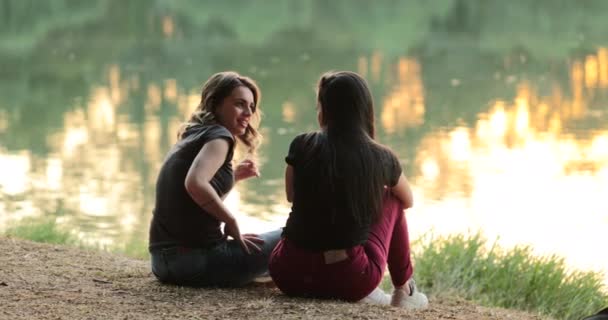 Friends Talking Lake Girlfriends Exchanging Ideas Conversation Speaking One Another — Vídeo de Stock